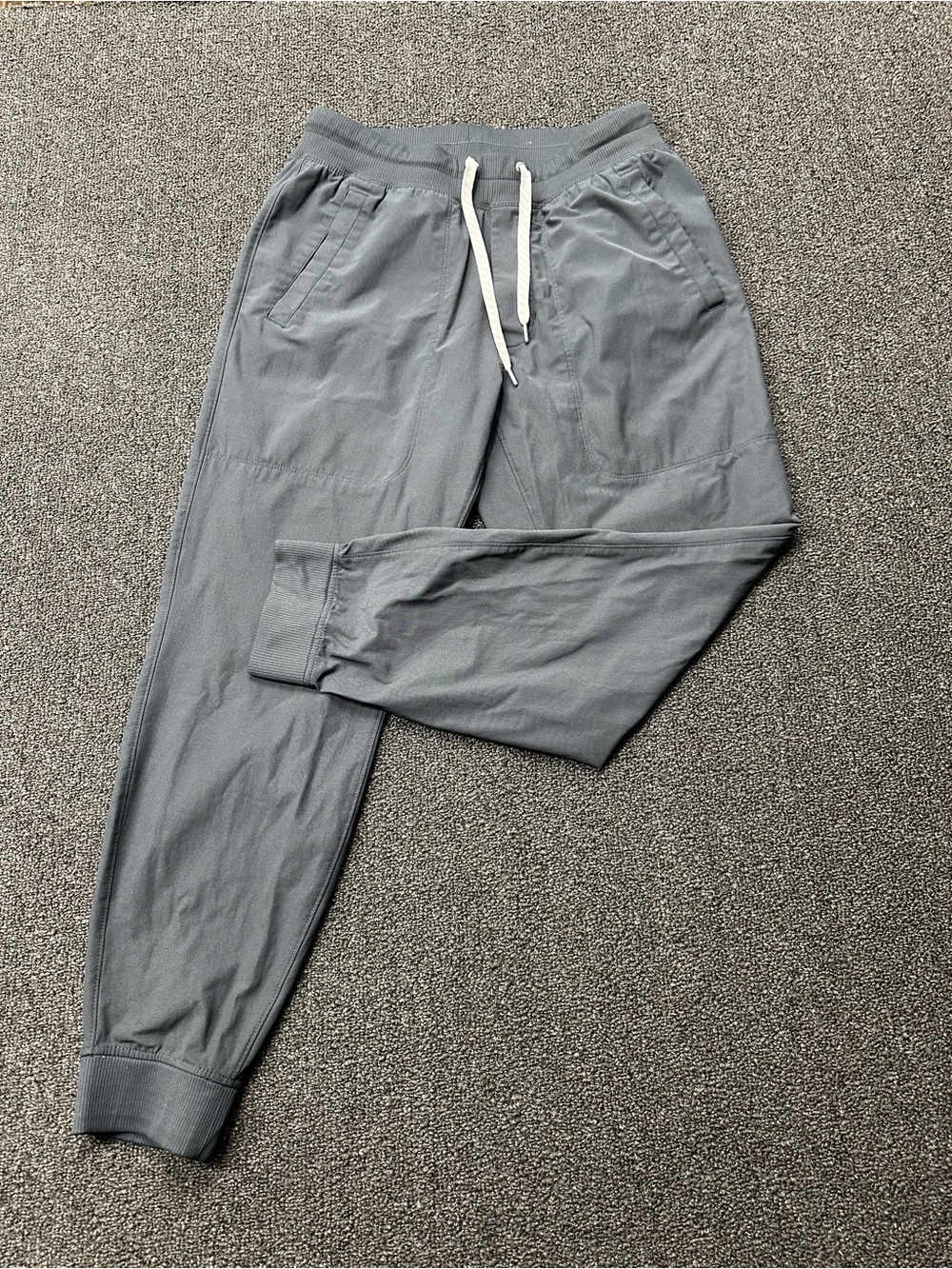 Vuori Meta Jogger Mens Medium Grey Elastic Waist Pants Drawstring Pockets V436